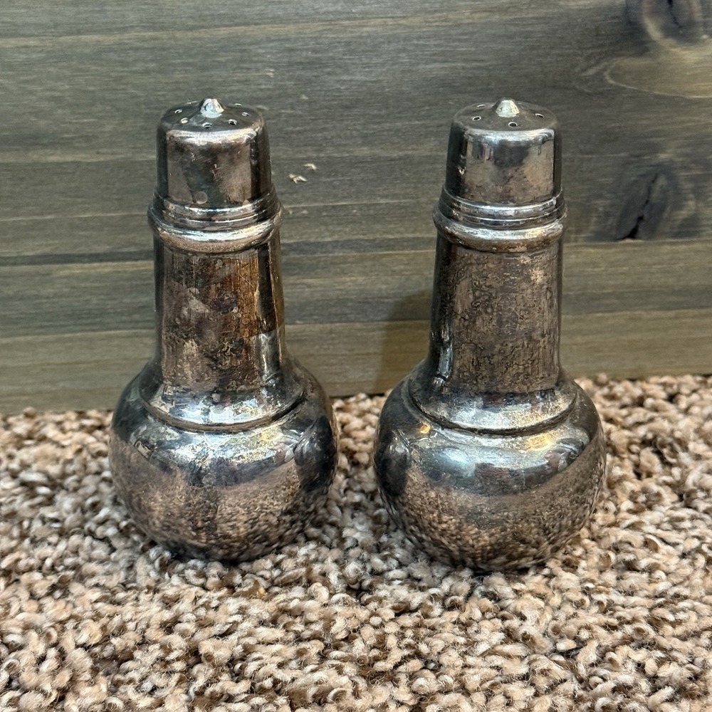 Vintage Silver Plate‎ Salt & Pepper Shakers Wm Rogers International Silver Co.